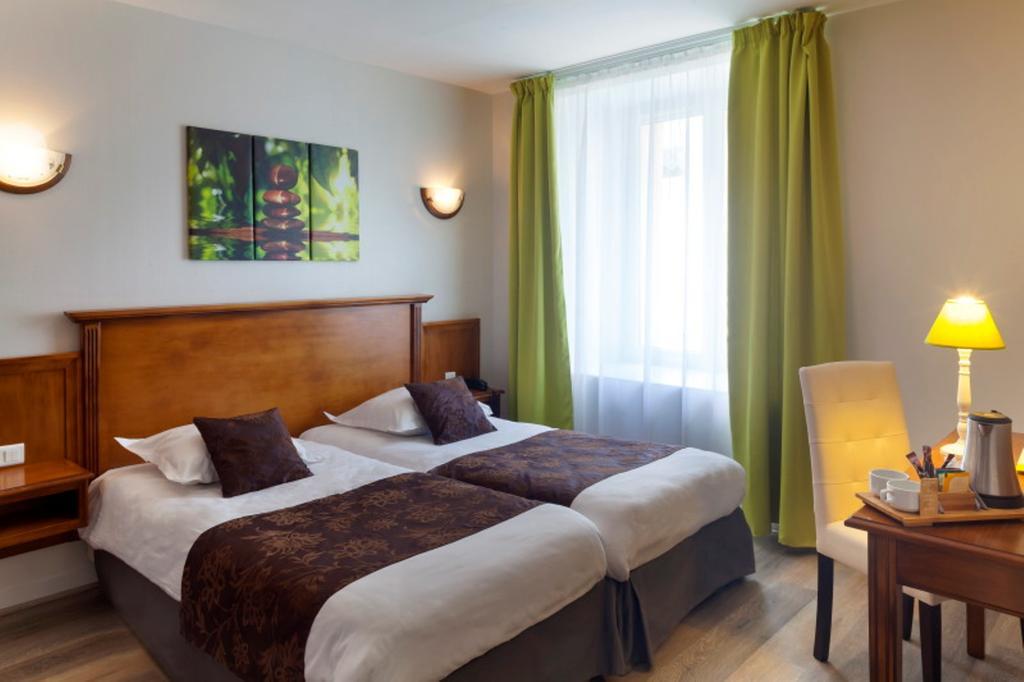 Logis Hotel & Restaurant Du Sauvage La Ferte-Gaucher Bagian luar foto